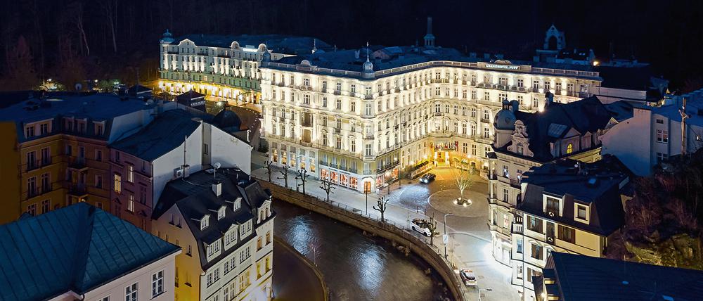 Ansicht des nächtlichen Grandhotel Pupp.