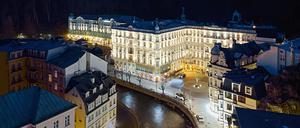 Ansicht des nächtlichen Grandhotel Pupp.