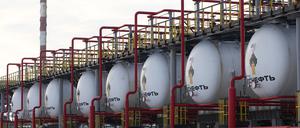 Eine Öltankbatterie in der Nowokuibyschewsker Raffinerie, einer Tochtergesellschaft der Rosneft Oil Company, in der Stadt Nowokuibyschewsk (Symbolbild)