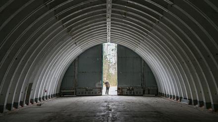 Matthias Jahncke, Garten- und Landschaftsbauer, steht am Eingang zu einem alten Flugzeughangar auf dem Flugplatz Neuhardenberg im Landkreis Märkisch-Oderland.