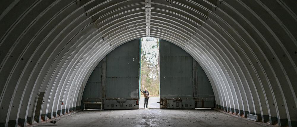 Matthias Jahncke, Garten- und Landschaftsbauer, steht am Eingang zu einem alten Flugzeughangar auf dem Flugplatz Neuhardenberg im Landkreis Märkisch-Oderland.