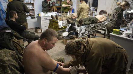Ein ukrainischer Militärsanitäter behandelt einen verwundeten Kameraden in einem Feldlazarett in der Nähe von Bachmut. 