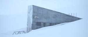 Der Eingang zum globalen Saatguttresor auf Spitzbergen ragt in der Nähe des Polarstädtchens Longyearbyen aus der verschneiten Berglandschaft empor.