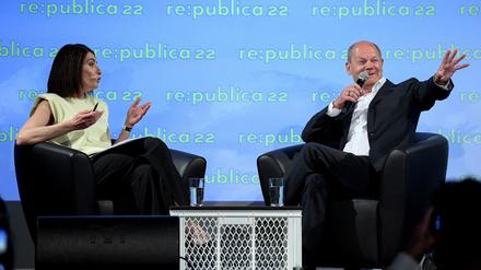 Bei der re:publica stellte sich Kanzler Olaf Scholz den Fragen der Fernsehmoderatorin Linda Zervakis.