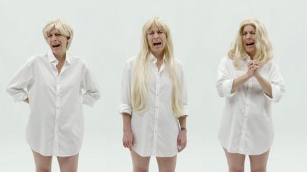 Das wird man doch wohl sagen dürfen. Candice Breitz wiederholt in ihrem Video „Whiteface“, was Nachrichtensprecher, TV-Moderatoren und Promis zum Thema Rassismus entschlüpft.