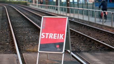  Auf den Gleisen vor dem Depot der Rostocker Straßenbahn steht ein Schild mit der Aufschrift „Streik“.