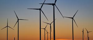 ARCHIV - 07.02.2023, Brandenburg, Jacobsdorf: Sonnenaufgang über dem Windenergiepark «Odervorland». Die Fraktionen von SPD, Grünen und FDP im Bundestag haben sich auf Details zum schnelleren Ausbau der erneuerbaren Energien geeinigt. Foto: Patrick Pleul/dpa +++ dpa-Bildfunk +++