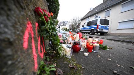 Kerzen und Blumen stehen am Tatort in Illerkirchberg. ldfunk +++