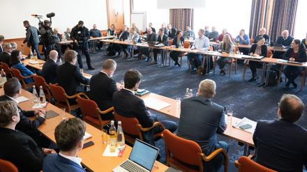 Die Verhandlungsdelegationen sitzen vor der ersten Runde der Tarifverhandlungen zwischen der Gewerkschaft EVG und der Deutsche Bahn AG zusammen.