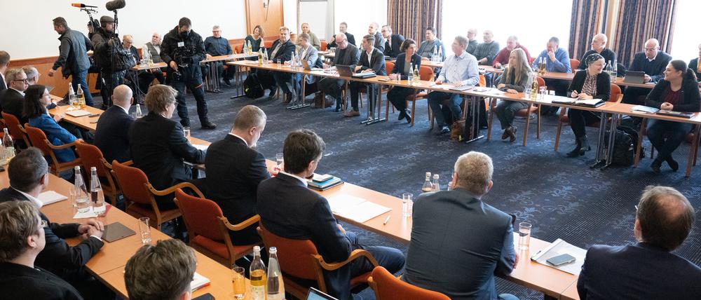 Die Verhandlungsdelegationen sitzen vor der ersten Runde der Tarifverhandlungen zwischen der Gewerkschaft EVG und der Deutsche Bahn AG zusammen.