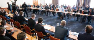 Die Verhandlungsdelegationen sitzen vor der ersten Runde der Tarifverhandlungen zwischen der Gewerkschaft EVG und der Deutsche Bahn AG zusammen.