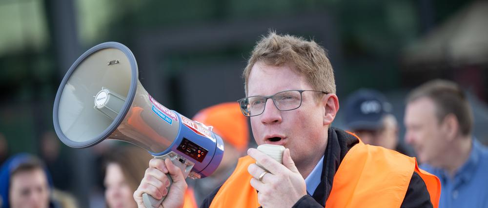Kristian Loroch, stellvertretender Vorsitzender der EVG, 2023 während der Tarifverhandlungen mit der Deutsche Bahn AG