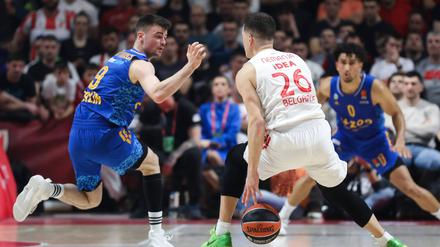 Jonas Mattisseck (links, hier gegen Nemanja Nedovic von Roter Stern Belgrad) wird bei Alba vor allem für seine aggressive Verteidigung geschätzt.
