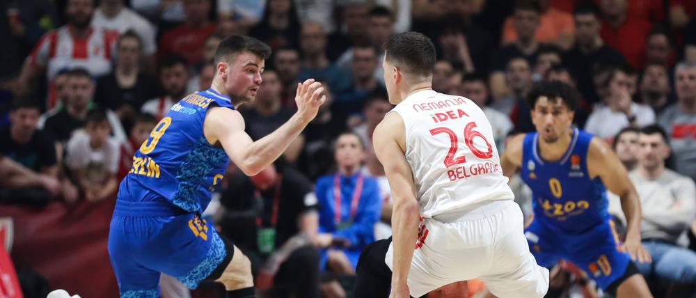 Jonas Mattisseck (links, hier gegen Nemanja Nedovic von Roter Stern Belgrad) wird bei Alba vor allem für seine aggressive Verteidigung geschätzt.