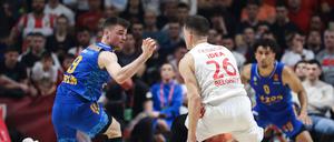 Jonas Mattisseck (links, hier gegen Nemanja Nedovic von Roter Stern Belgrad) wird bei Alba vor allem für seine aggressive Verteidigung geschätzt.