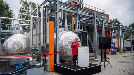 Svenja Schulze (SPD) spricht bei der Eröffnung der neuen Anlage zur Herstellung von CO2-neutralem Kerosin in Niedersachsen. 