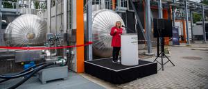 Svenja Schulze (SPD) spricht bei der Eröffnung der neuen Anlage zur Herstellung von CO2-neutralem Kerosin in Niedersachsen. 