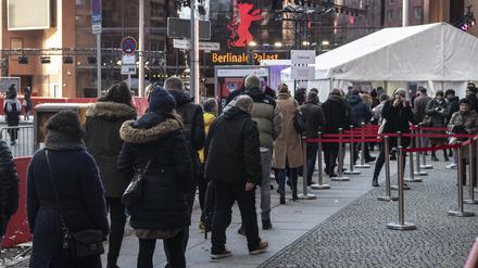 26.02.2023, Berlin: Dicht an dicht stehen am Morgen Filmbegeisterte am Berlinale Palast. Nach der Verleihung der begehrten Bären am gestrigen Tag enden die Filmfestspiele Berlinale heute mit einem Publikumstag. Foto: Paul Zinken/dpa - ACHTUNG: Verwendung nur im vollen Format +++ dpa-Bildfunk +++