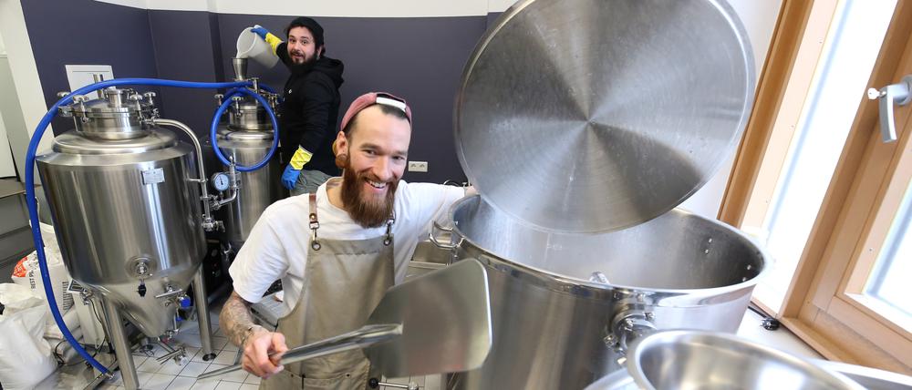 Die neue kleine Brauerei „Kessel & Kelle“ von Lucas Delliponti (vorn) und Christian Höldtke in Potsdam hat eröffnet.