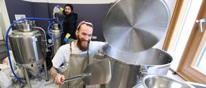 Die neue kleine Brauerei „Kessel & Kelle“ von Lucas Delliponti (vorn) und Christian Höldtke in Potsdam hat eröffnet.