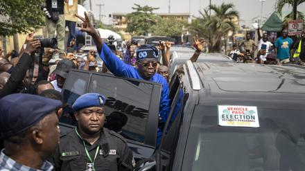 Bola Tinubu, Präsidentschaftskandidat vom All Progressives Congress und seine Unterstützer, nachdem er bei den Präsidentschaftswahlen gewählt hat. 
