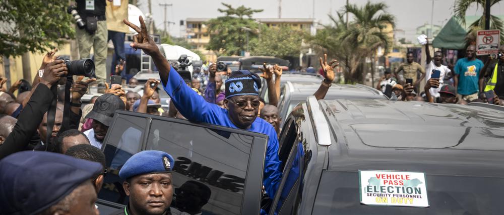 Bola Tinubu, Präsidentschaftskandidat vom All Progressives Congress und seine Unterstützer, nachdem er bei den Präsidentschaftswahlen gewählt hat. 