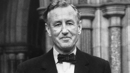 Der Schriftsteller Ian Fleming, Erfinder des berühmtesten Geheimagenten der Welt, 1963 in London. 