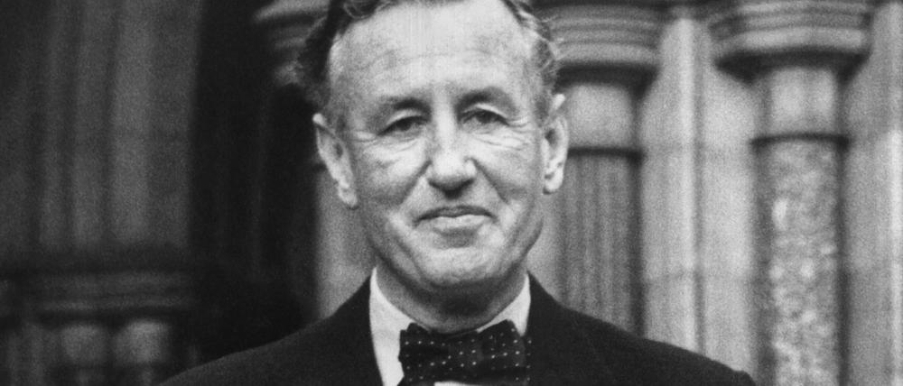 Der Schriftsteller Ian Fleming, Erfinder des berühmtesten Geheimagenten der Welt, 1963 in London. 