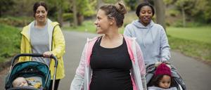 Von Hebammensuche bis Co-Sleepig - Mütter haben viele Themen. Doch welche davon könnten als Mobbing angesehen werden?