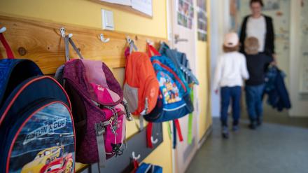 ARCHIV - 24.04.2019, Brandenburg, Wandlitz: Kinderrucksäcke hängen im Eingangsbereich eines Kindergartens. (Zu dpa: "Verdachtsfälle wegen Kindeswohlgefährdung in Kitas gestiegen") Foto: Monika Skolimowska/dpa-Zentralbild/dpa +++ dpa-Bildfunk +++