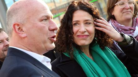 Kai Wegner, CDU-Fraktionschef in Berlin, und Bettina Jarasch, (Bündnis 90/Grüne), Senatorin für Umwelt, Mobilität, Verbraucher- und Klimaschutz, begrüßen sich auf dem EUREF-Campus zu Beginn der Fortsetzung ihrer Sondierungsgespräche. Beim dritten Sondierungsgespräch der beiden Parteien sollen weitere inhaltliche Fragen geklärt werden.