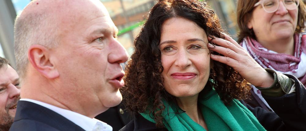 Kai Wegner, CDU-Fraktionschef in Berlin, und Bettina Jarasch, (Bündnis 90/Grüne), Senatorin für Umwelt, Mobilität, Verbraucher- und Klimaschutz, begrüßen sich auf dem EUREF-Campus zu Beginn der Fortsetzung ihrer Sondierungsgespräche. Beim dritten Sondierungsgespräch der beiden Parteien sollen weitere inhaltliche Fragen geklärt werden.