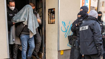 Bei einer Razzia gegen Clan-Kriminelle wird ein Mann abgeführt.