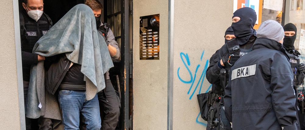 Bei einer Razzia gegen Clan-Kriminelle wird ein Mann abgeführt.