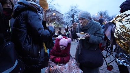 Flüchtlinge bekommen eine Mahlzeit.