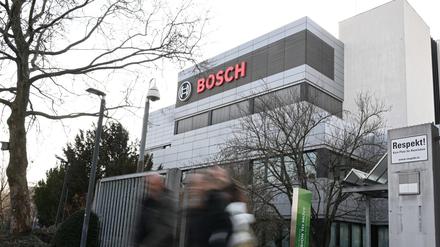 Arbeiter verlassen das Bosch-Werk im Stuttgarter Stadtteil Feuerbach (Symbolbild).