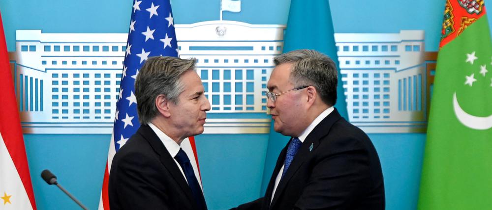US-Außenminister Antony Blinken schüttelt dem kasachischen Außenminister Muchtar Tileuberdi während einer Pressekonferenz in Astana.