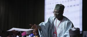 01.03.2023, Nigeria, Abuja: Mahmood Yakubu, Vorsitzender der Unabhängigen Nationalen Wahlkommission (INEC), nimmt ein Dokument entgegen, während die Ergebnisse für die einzelnen Bundesstaaten im Nationalen Auszählungszentrum verlesen werden. Foto: Ben Curtis/AP +++ dpa-Bildfunk +++