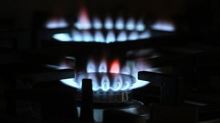 ARCHIV - 18.10.2022, Baden-Württemberg, Stuttgart: Flammen sind an einem Gasherd zu sehen. Die Rechnung für Millionen von Gas- und Stromkunden wird von Mittwoch (01.03.2023) an günstiger. Dann nämlich greifen die milliardenschweren staatlichen Preisbremsen, die den drastischen Anstieg der Energiekosten dämpfen sollen. (zu dpa "Verbraucher werden entlastet - Startschuss für Energiepreisbremsen") Foto: Marijan Murat/dpa +++ dpa-Bildfunk +++