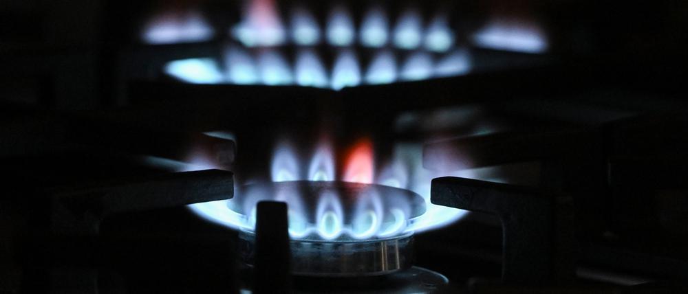 ARCHIV - 18.10.2022, Baden-Württemberg, Stuttgart: Flammen sind an einem Gasherd zu sehen. Die Rechnung für Millionen von Gas- und Stromkunden wird von Mittwoch (01.03.2023) an günstiger. Dann nämlich greifen die milliardenschweren staatlichen Preisbremsen, die den drastischen Anstieg der Energiekosten dämpfen sollen. (zu dpa "Verbraucher werden entlastet - Startschuss für Energiepreisbremsen") Foto: Marijan Murat/dpa +++ dpa-Bildfunk +++