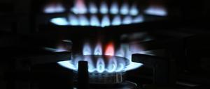 Flammen sind an einem Gasherd zu sehen. 