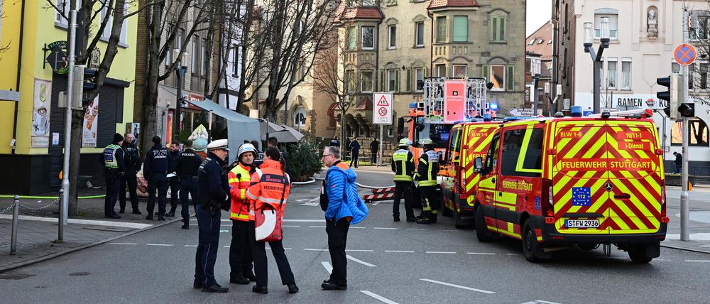 Einsatzkräfte der Polizei und der Feuerwehr sichern bei einem Großeinsatz in Stuttgart einen Tatort. 