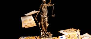Justitia sei Dank: Berlin erhält mehr Geld als gedacht durch Gebühren, Geldstrafen und Bußzahlungen.