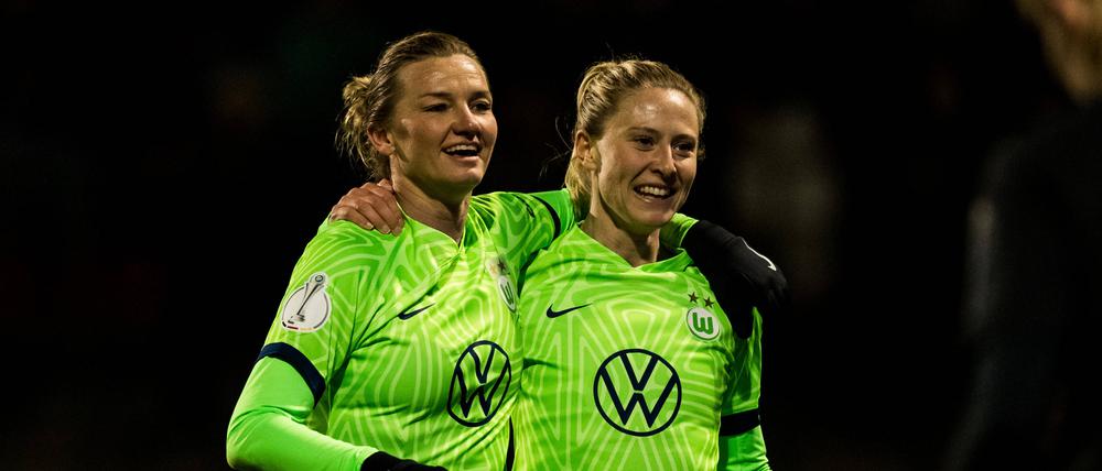 Alexandra Popp jubelt mit Teamkollegin Rebecka Blomqvist.