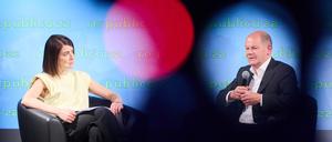 Bundeskanzler Olaf Scholz (SPD) spricht mit Linda Zervakis, Journalistin, Moderatorin und Autorin, auf der re:publica 2022 über Digitalpolitik in der Zeitenwende.