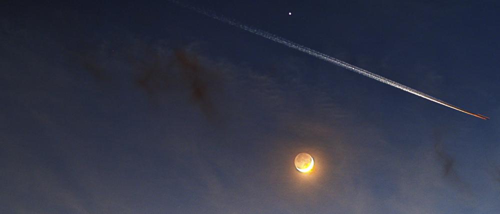 Österreich, Wien am 23.02.2023: Blick auf die Planeten Venus und Jupiter am Abendhimmel.