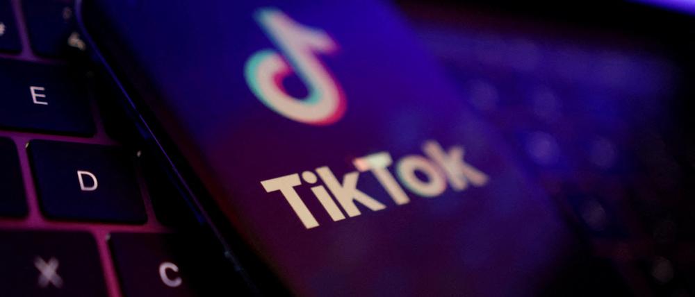 Das EU-Parlament hat seinen rund 8000 Mitarbeitenden wegen Sicherheitsbedenken die Nutzung des Onlinediensts Tiktok auf Dienstgeräten verboten. 