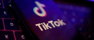 Das EU-Parlament hat seinen rund 8000 Mitarbeitenden wegen Sicherheitsbedenken die Nutzung des Onlinediensts Tiktok auf Dienstgeräten verboten. 