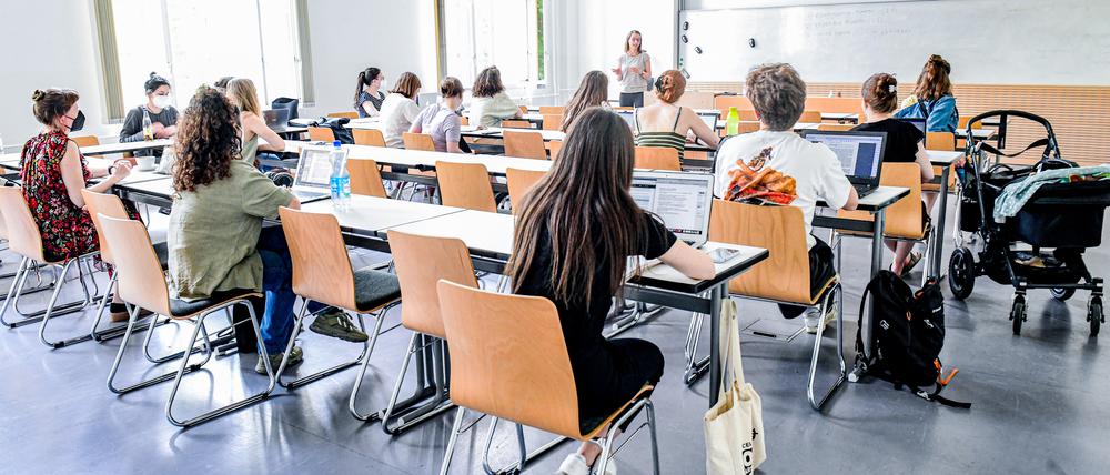 Studierende in einem Seminarraum der Humboldt-Universität in Berlin.