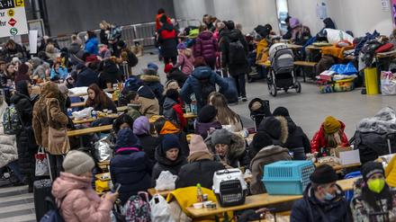 Geflüchtete Menschen aus der Ukraine am Berliner Hauptbahnhof im März 2022.